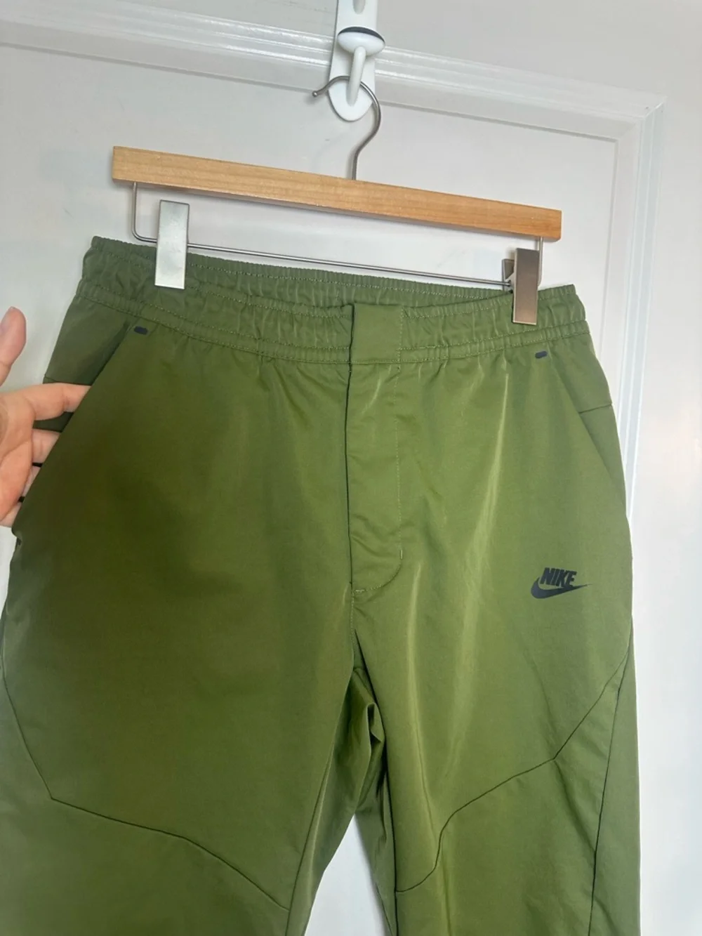 NIKE Sportswear Tech Essential Commuter Green Pants, Size Medium